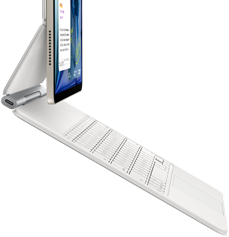 iPad Air v hviezdnej bielej farbe pripojený k bielej klávesnici Magic Keyboard, pohľad zboku